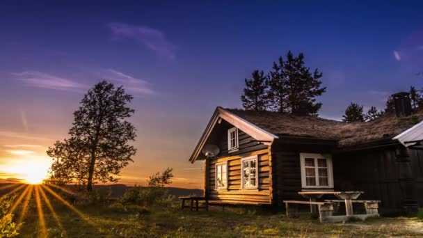 Un hermoso Timelapse con puesta de sol y pequeña casa — Vídeo de stock