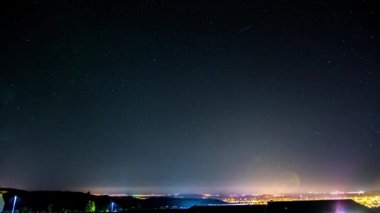 Bir bulutlu skyes ve yıldız ile bir gece timelapse