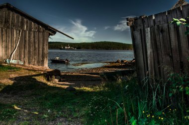 Gölün kıyısındaki tahta iskele.