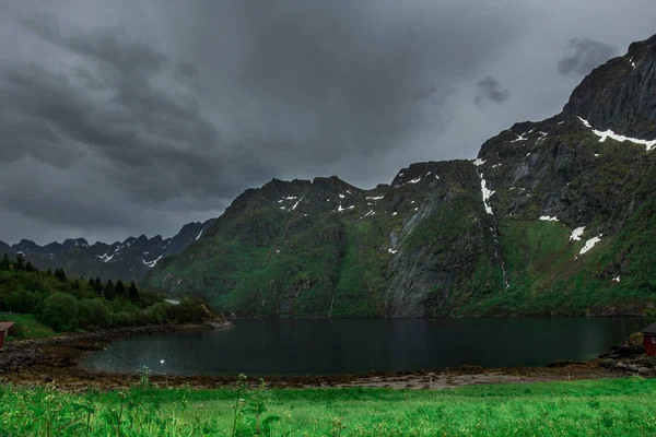 Beau Paysage Lac Dans Les Montagnes — Photo