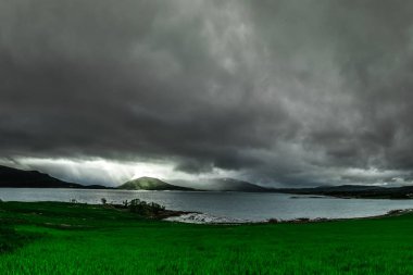 Dağlarda nehri olan güzel bir manzara.