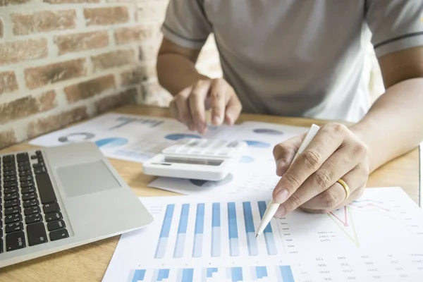 El contable financiero de la empresa está comprobando la empresa ". — Foto de Stock