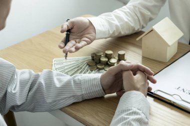 Şirketin muhasebeci şirketin mali ACC kontrol ediyor