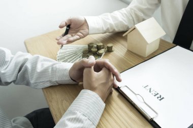 Şirketin muhasebeci şirketin mali ACC kontrol ediyor