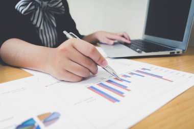 Şirketin muhasebeci şirketin mali ACC kontrol ediyor