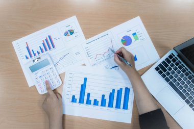 Şirketin muhasebeci şirketin mali ACC kontrol ediyor