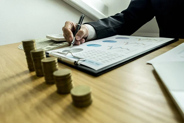 De accountant van het bedrijf controleert de financiële ACC- — Stockfoto