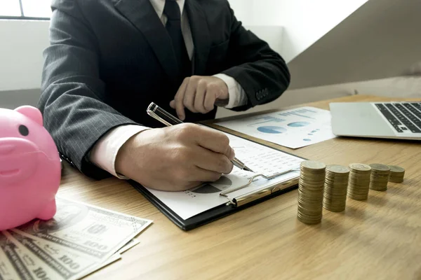 De accountant van het bedrijf controleert de financiële ACC- — Stockfoto