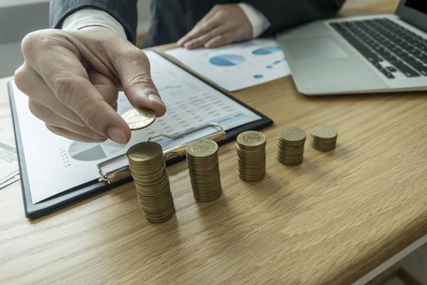 De accountant van het bedrijf controleert de financiële ACC- — Stockfoto