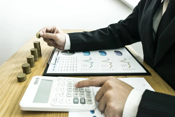 De accountant van het bedrijf controleert de financiële ACC- — Stockfoto