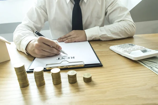 De accountant van het bedrijf controleert de financiële ACC- — Stockfoto