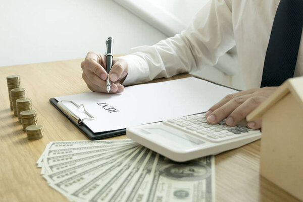 Бухгалтер компании проверяет финансовую отчетность компании
