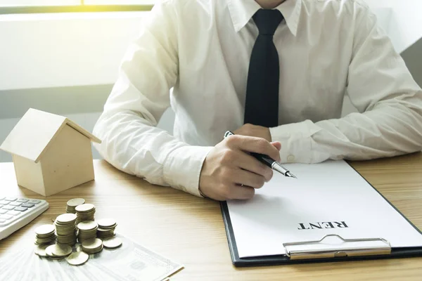 De accountant van het bedrijf controleert de financiële ACC- — Stockfoto