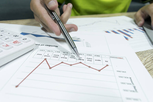 Бухгалтер компании проверяет финансовую отчетность компании
