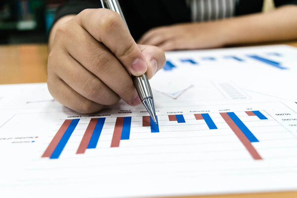 Бухгалтер компании проверяет финансовую отчетность компании
