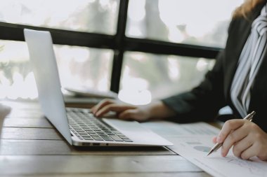 Genç kadınlar rekor tutmak için fotoğraf çekmek için cep telefonları kullanın