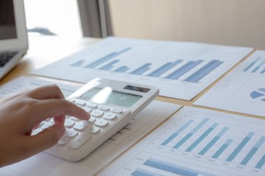 Genç kadınlar rekor tutmak için fotoğraf çekmek için cep telefonları kullanın