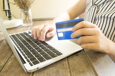 Genç kadınlar kredi kartları ile ödeme, online ürün satın alıyor.