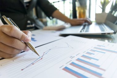 Şirketin muhasebeci şirketin mali ACC kontrol ediyor