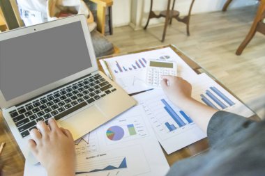 Şirketin muhasebeci şirketin mali ACC kontrol ediyor