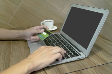 Genç adam bilgisayar üzerinden online alışveriş yaptı o WA