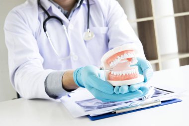 Doktor diş ağrısı ve doktor ha ile hasta incelenmiştir