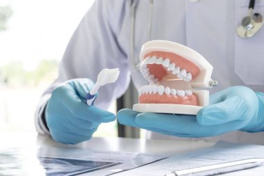 Doktor diş ağrısı ve doktor ha ile hasta incelenmiştir