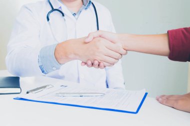 Doktor diş ağrısı ve doktor ha ile hasta incelenmiştir