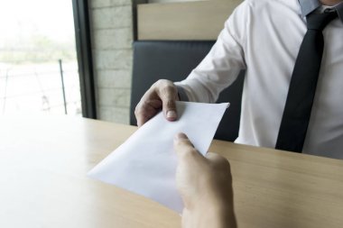 Şirket çalışanları com 'a para getirerek yozlaşmış