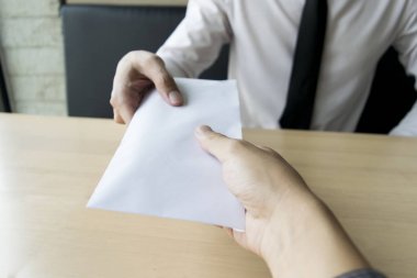 Şirket çalışanları com 'a para getirerek yozlaşmış