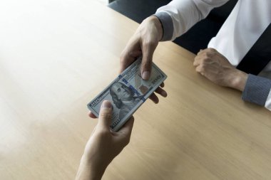 Şirket çalışanları com 'a para getirerek yozlaşmış