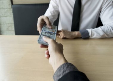 Şirket çalışanları com 'a para getirerek yozlaşmış