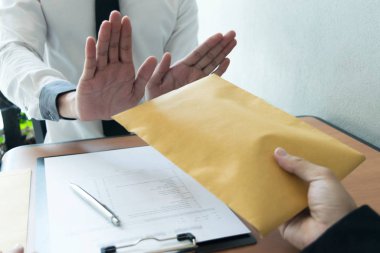 Şirket çalışanları com 'a para getirerek yozlaşmış