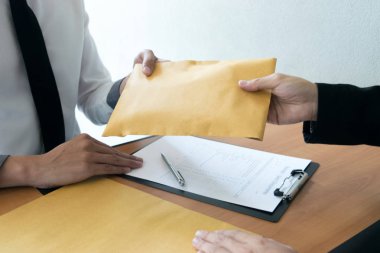 Şirket çalışanları com 'a para getirerek yozlaşmış