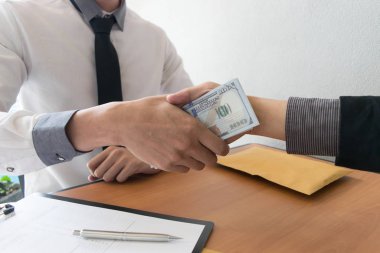 Şirket çalışanları com 'a para getirerek yozlaşmış