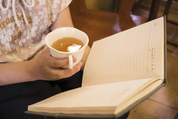 La chica está leyendo un libro en un dormitorio privado con concentrati —  Fotos de Stock