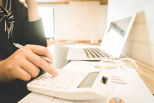 Бухгалтер компании проверяет финансовую отчетность компании
