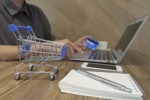 The young man made online purchases through the computer that wa — Stock Photo, Image