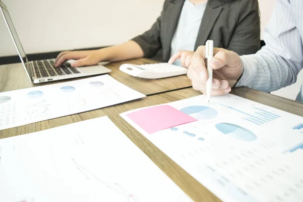 El contable financiero de la empresa está comprobando la empresa ". —  Fotos de Stock