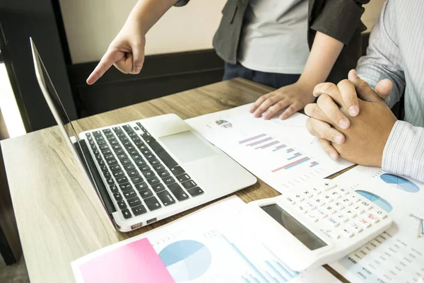 El contable financiero de la empresa está comprobando la empresa ". — Foto de Stock