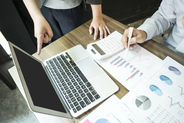 El contable financiero de la empresa está comprobando la empresa ". — Foto de Stock