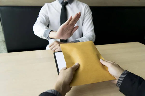 Funcionários da empresa foram corruptos ao trazer dinheiro para a empresa — Fotografia de Stock