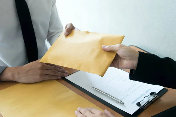 Funcionários da empresa foram corruptos ao trazer dinheiro para a empresa — Fotografia de Stock