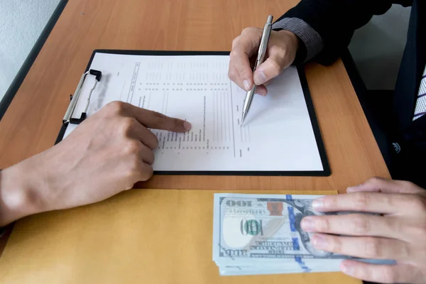 Company employees have been corrupt by bringing money to the com — Stock Photo, Image