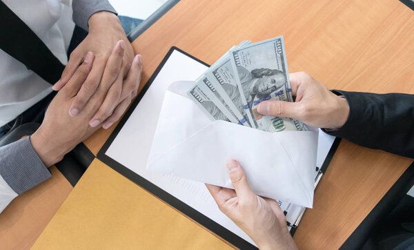 Сотрудники компании были коррумпированы, принося деньги в ком
