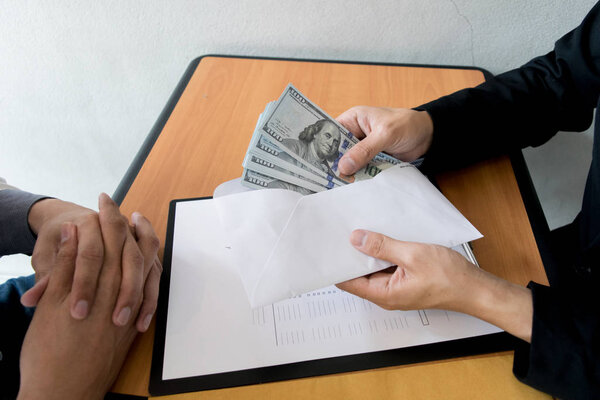 Сотрудники компании были коррумпированы, принося деньги в ком
