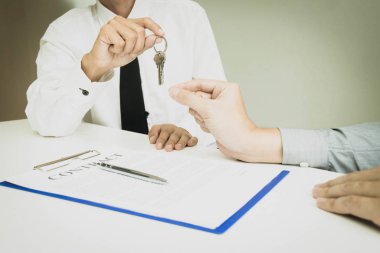 Girişimci hous için bir kira anlaşması içine girdi