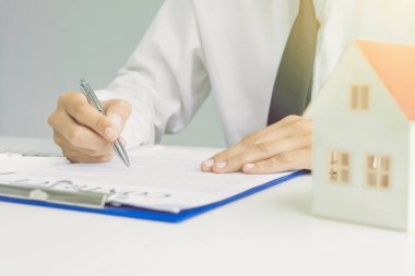 Girişimci hous için bir kira anlaşması içine girdi