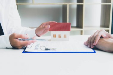 Girişimci hous için bir kira anlaşması içine girdi