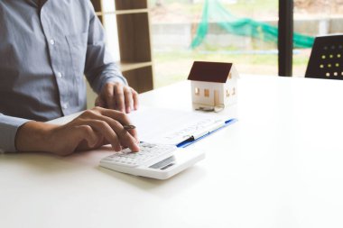 Girişimci hous için bir kira anlaşması içine girdi